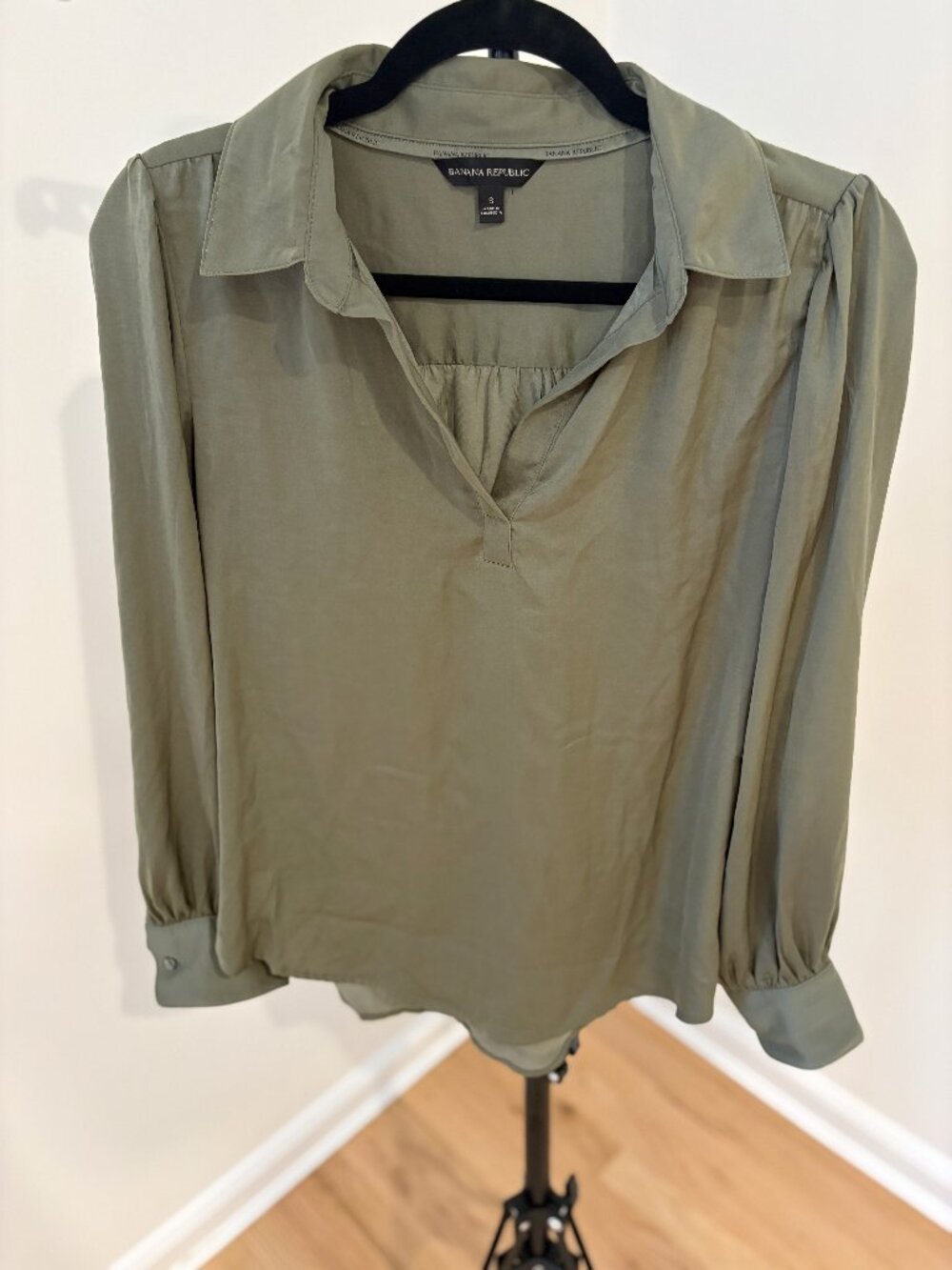 🏷️ Banana Republic Olive Green Satin Split Neck Pullover Blouse - Size S